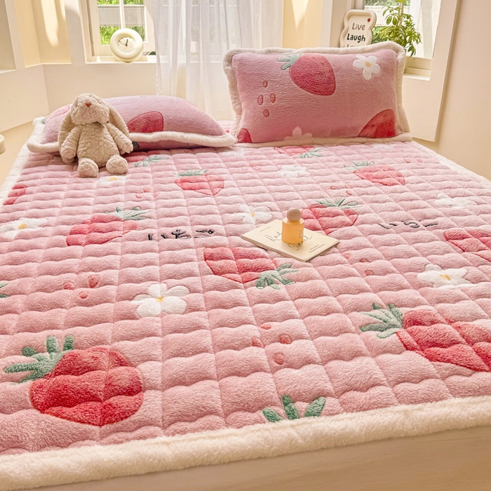91家纺网 家纺一手货源 找家纺 梦初语 2025新款高克重雪花绒床垫褥床护垫--学生款 甜心草莓