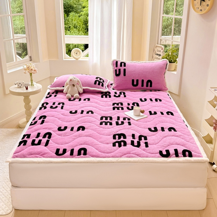 91家纺网 家纺一手货源 找家纺 梦初语 2025新款A类高克重立体毛巾绣阳粒子床垫褥 muimui-玫红