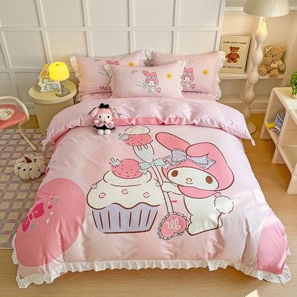 玉元坊 2025年新款三丽鸥系列数码印花纯棉全棉床裙三件套四件套-花边款式 大版花边-蛋糕美乐蒂