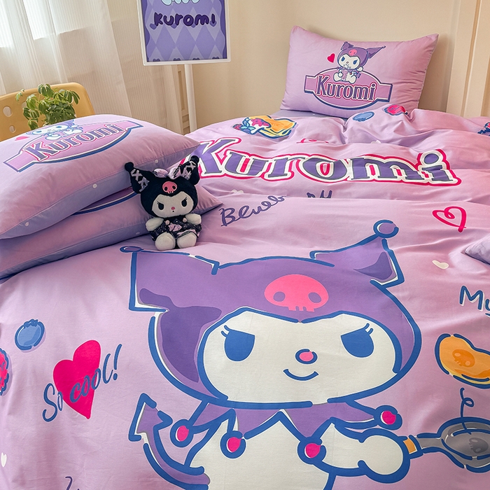 91家纺网 家纺一手货源 找家纺 玉元坊 2025年新款三丽鸥系列数码印花纯棉全棉床裙三件套四件套-简约基础款 大版简约-蓝莓库洛米