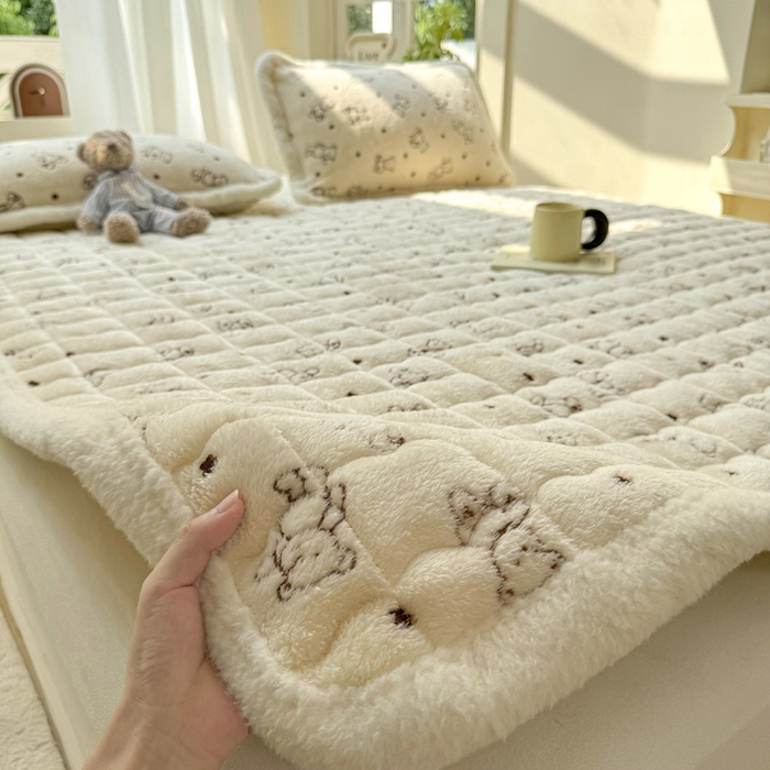 91家纺网 家纺一手货源 找家纺 （总）梦初语 2025新款高克重雪花绒床垫褥床护垫--学生款