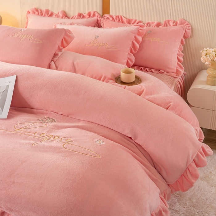 91家纺网 家纺一手货源 找家纺 （总）慧菲 2025新款刺绣夹棉牛奶绒床裙四件套-玫瑰花语