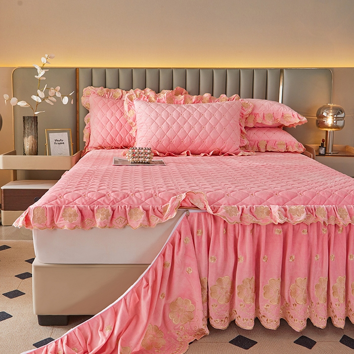 91家纺网 家纺一手货源 找家纺 罗艺轩 2025新款婴儿绒双层夹棉可拆卸床裙-花语 花语-樱花粉