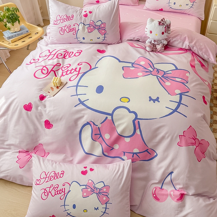 91家纺网 家纺一手货源 找家纺 玉元坊 2025年新款三丽鸥系列数码印花纯棉全棉床裙三件套四件套-简约基础款 大版简约-甜心凯蒂