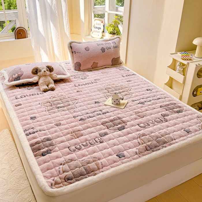 91家纺网 家纺一手货源 找家纺 梦初语 2025新款高克重雪花绒床垫褥床护垫--学生款 星星熊宝