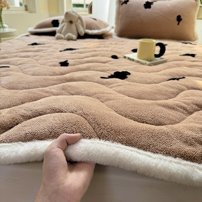 91家纺网 家纺一手货源 找家纺 （总）梦初语 2025新款A类高克重立体毛巾绣阳粒子床垫褥
