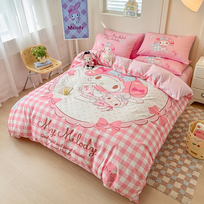 91家纺网 家纺一手货源 找家纺 玉元坊 2025年新款三丽鸥系列数码印花纯棉全棉床裙三件套四件套-简约基础款 大版简约-玩偶美乐蒂