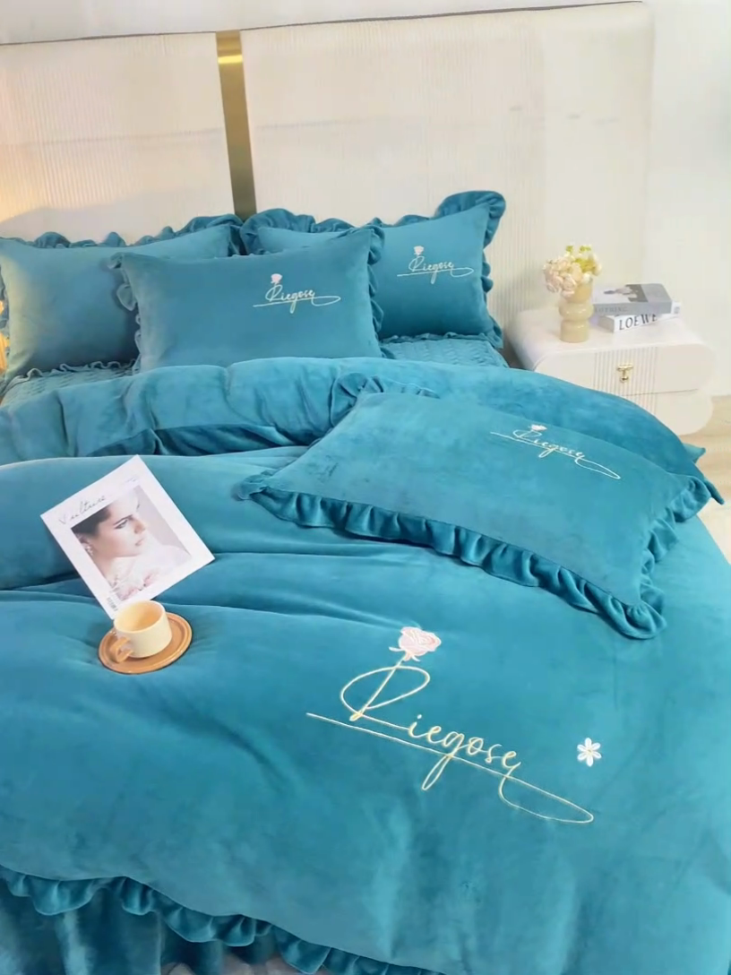 91家纺网 家纺一手货源 找家纺 慧菲 2025新款刺绣夹棉牛奶绒床裙四件套-玫瑰花语 玫瑰花语-孔雀蓝