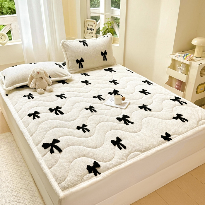 91家纺网 家纺一手货源 找家纺 梦初语 2025新款A类高克重立体毛巾绣阳粒子床垫褥 蝴蝶结-米