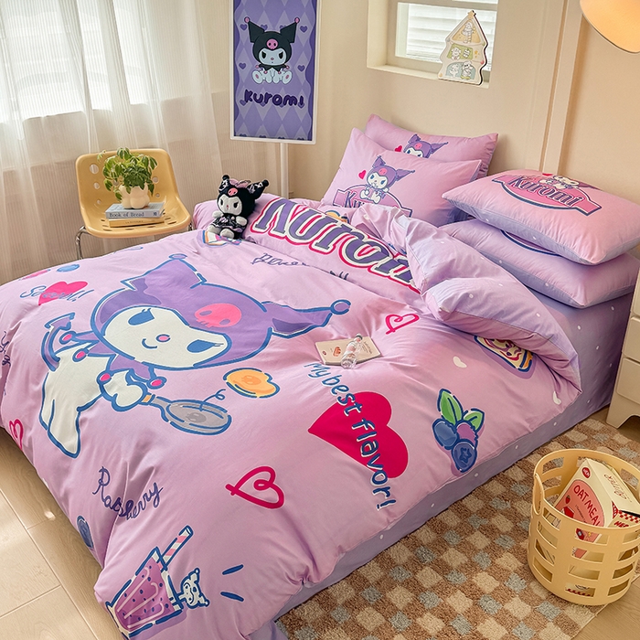 91家纺网 家纺一手货源 找家纺 玉元坊 2025年新款三丽鸥系列数码印花纯棉全棉床裙三件套四件套-简约基础款 大版简约-蓝莓库洛米