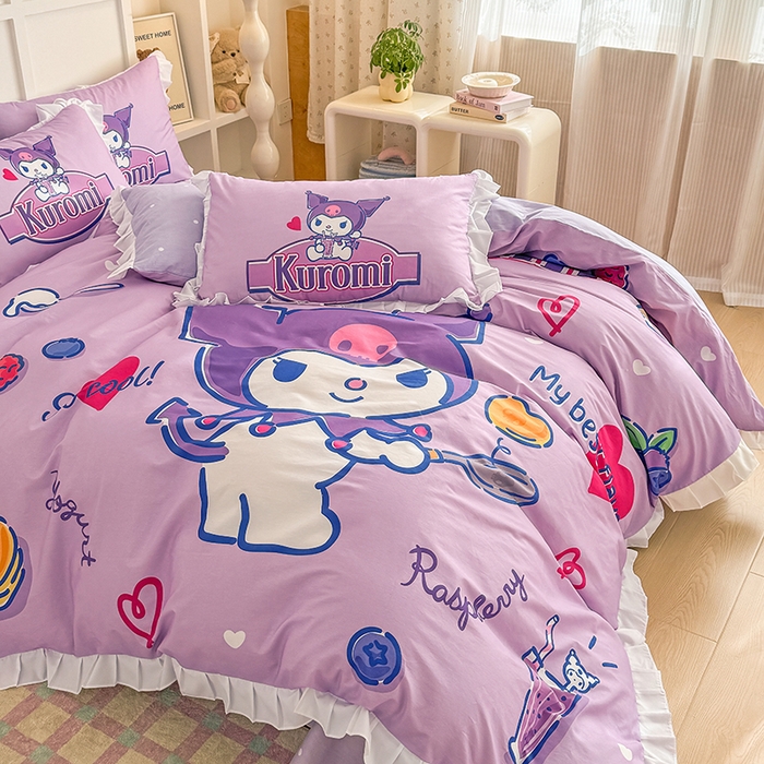 91家纺网 家纺一手货源 找家纺 玉元坊 2025年新款三丽鸥系列数码印花纯棉全棉床裙三件套四件套-花边款式 大版花边-蓝莓库洛米