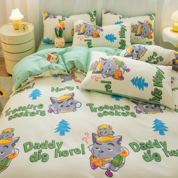 91家纺网 家纺一手货源 找家纺 简宜家居（朝初家纺） 2025新款40支斜纹12868纯棉全棉喜羊羊灰太狼系列四件套 字母灰太狼