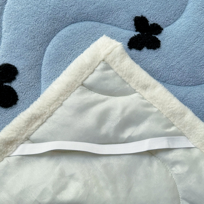 91家纺网 家纺一手货源 找家纺 梦初语 2025新款A类高克重立体毛巾绣阳粒子床垫褥 翩翩起舞-蓝