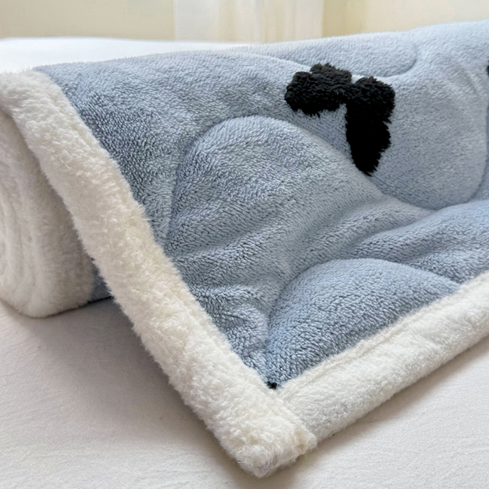 91家纺网 家纺一手货源 找家纺 梦初语 2025新款A类高克重立体毛巾绣阳粒子床垫褥 翩翩起舞-蓝