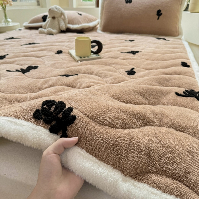 91家纺网 家纺一手货源 找家纺 （总）梦初语 2025新款A类高克重立体毛巾绣阳粒子床垫褥