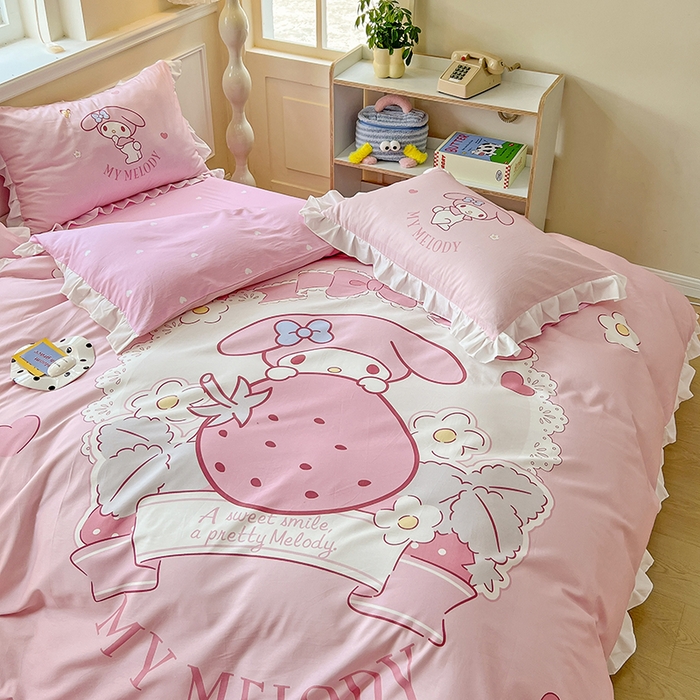 91家纺网 家纺一手货源 找家纺 玉元坊 2025年新款三丽鸥系列数码印花纯棉全棉床裙三件套四件套-花边款式 粉兔草莓