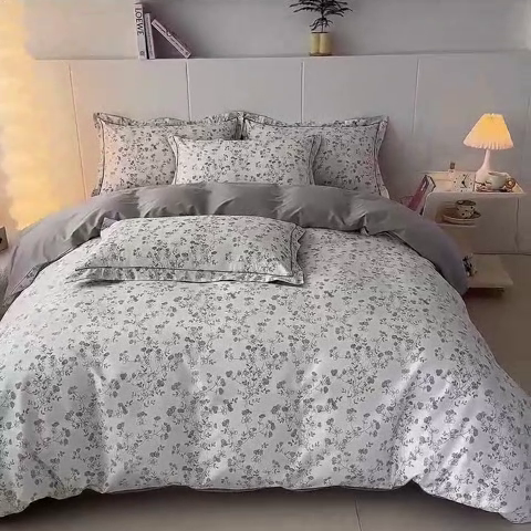 91家纺网 家纺一手货源 找家纺 2025新款133X76宽幅全棉纯棉印花系列四件套 夜来香-灰