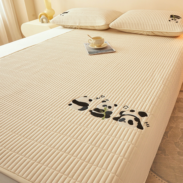 91家纺网 家纺一手货源 找家纺 2025春夏新款A类亲肤大豆床垫-刺绣系列 熊猫嘟嘟床垫-浅米色