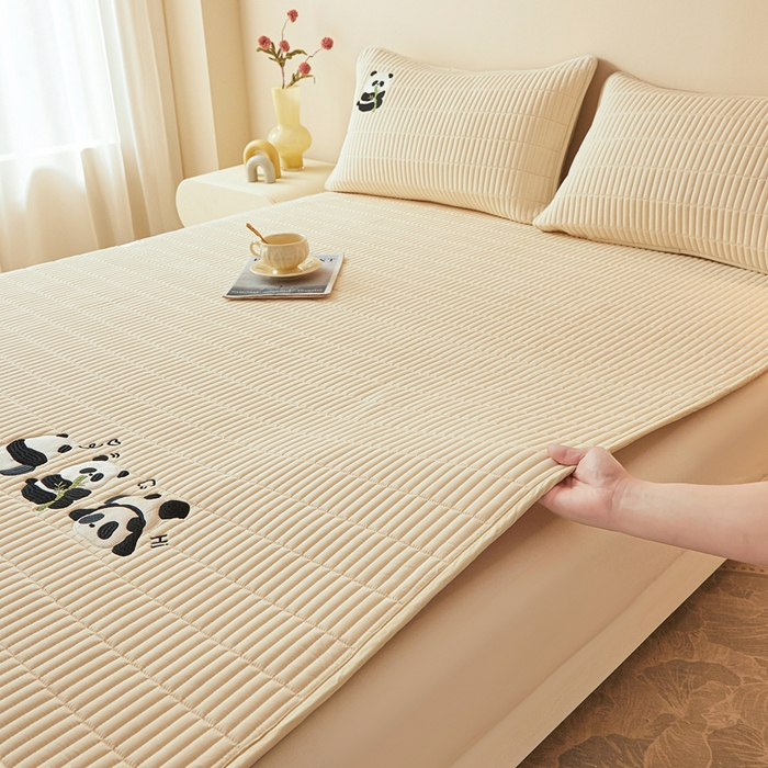 91家纺网 家纺一手货源 找家纺 2025春夏新款A类亲肤大豆床垫-刺绣系列 熊猫嘟嘟床垫-浅米色