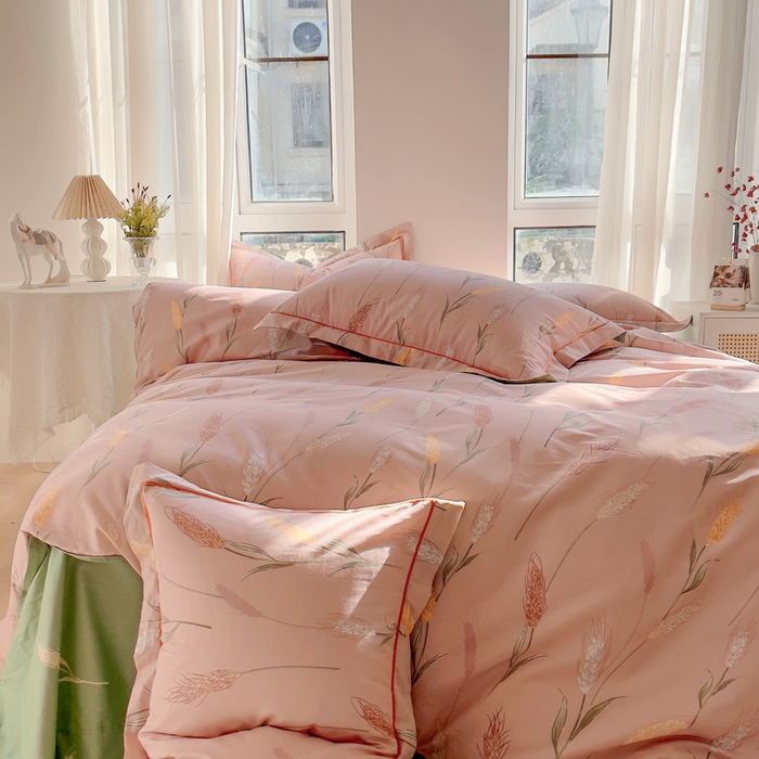 91家纺网 家纺一手货源 找家纺 2025新款133X76宽幅全棉纯棉印花系列四件套 秋言—粉