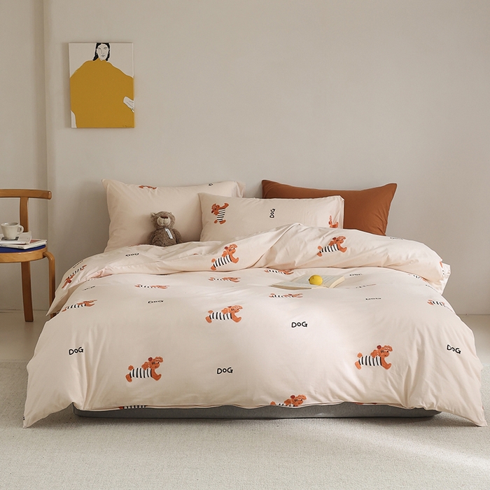 91家纺网 家纺一手货源 找家纺 绫韵家纺 2025春夏新品母婴A类全棉纯棉针织棉软糯糯小可爱卡通床单款四件套 卷毛狗