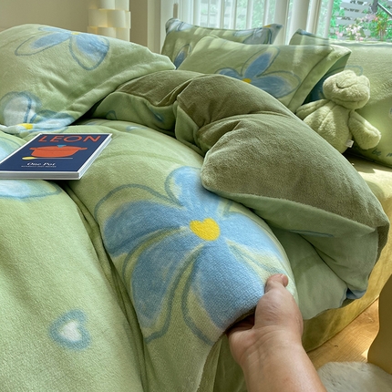 91家纺网 家纺一手货源 找家纺 （买家秀爆款不断货）A类母婴级双面牛奶绒四件套珊瑚绒四件套雪花绒四件套儿童高克重卡通牛奶绒四件套儿童 心花路放绿