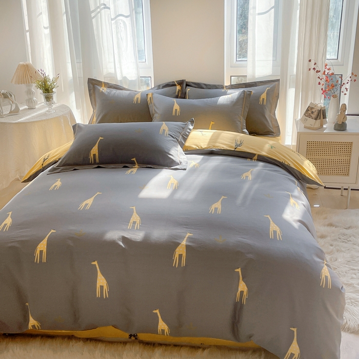 91家纺网 家纺一手货源 找家纺 2025新款133X76宽幅全棉纯棉印花系列四件套 Mr鹿—咖