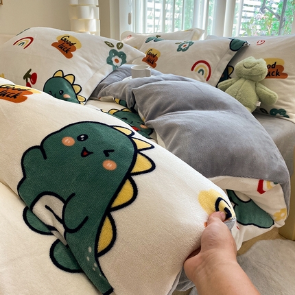 91家纺网 家纺一手货源 找家纺 （买家秀爆款不断货）A类母婴级双面牛奶绒四件套珊瑚绒四件套雪花绒四件套儿童高克重卡通牛奶绒四件套儿童 小恐龙