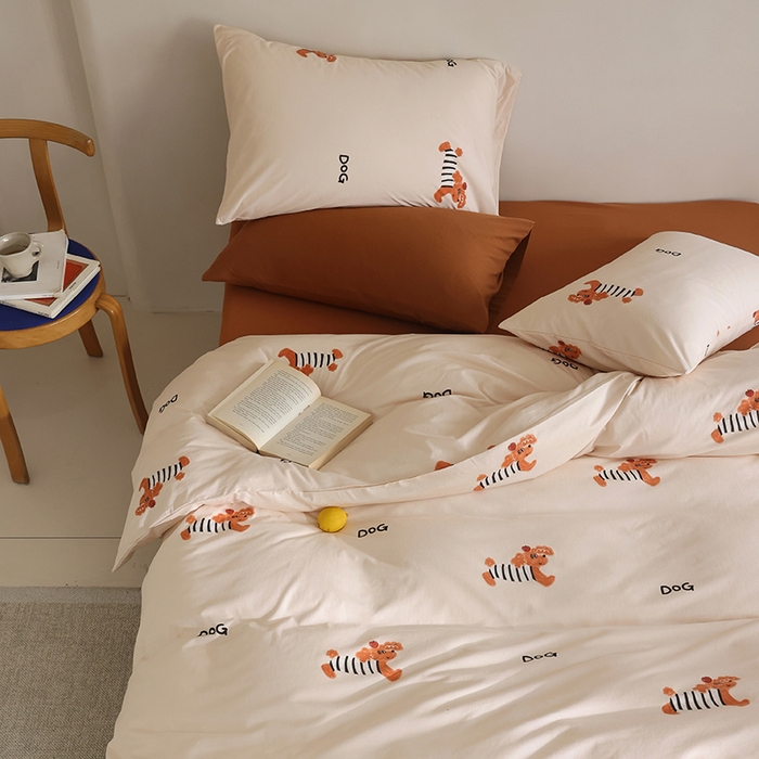 91家纺网 家纺一手货源 找家纺 绫韵家纺 2025春夏新品母婴A类全棉纯棉针织棉软糯糯小可爱卡通床单款四件套 卷毛狗