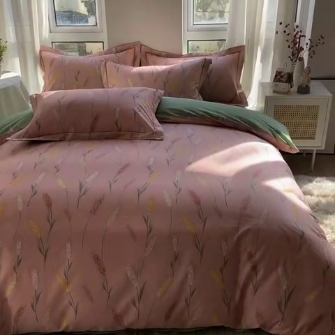 91家纺网 家纺一手货源 找家纺 2025新款133X76宽幅全棉纯棉印花系列四件套 秋言—粉