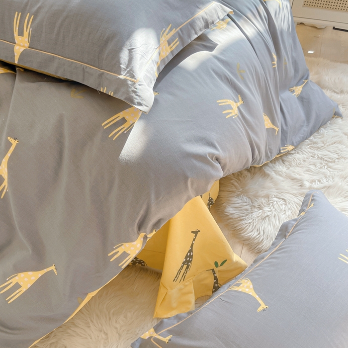 91家纺网 家纺一手货源 找家纺 2025新款133X76宽幅全棉纯棉印花系列四件套 Mr鹿—咖