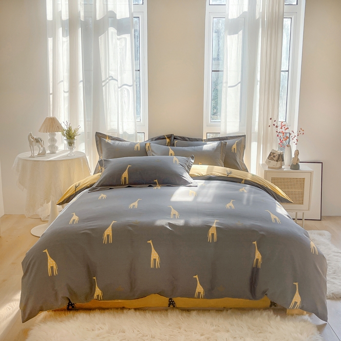 91家纺网 家纺一手货源 找家纺 2025新款133X76宽幅全棉纯棉印花系列四件套 Mr鹿—咖