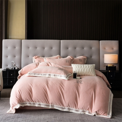 91家纺网 家纺一手货源 找家纺 保罗圣迪奥 2025新款A类高克重牛奶绒绣花四件套-米兰印象 米兰印象-藕粉