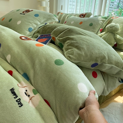 91家纺网 家纺一手货源 找家纺 （买家秀爆款不断货）A类母婴级双面牛奶绒四件套珊瑚绒四件套雪花绒四件套儿童高克重卡通牛奶绒四件套儿童 童年绿