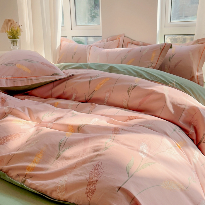 91家纺网 家纺一手货源 找家纺 2025新款133X76宽幅全棉纯棉印花系列四件套 秋言—粉