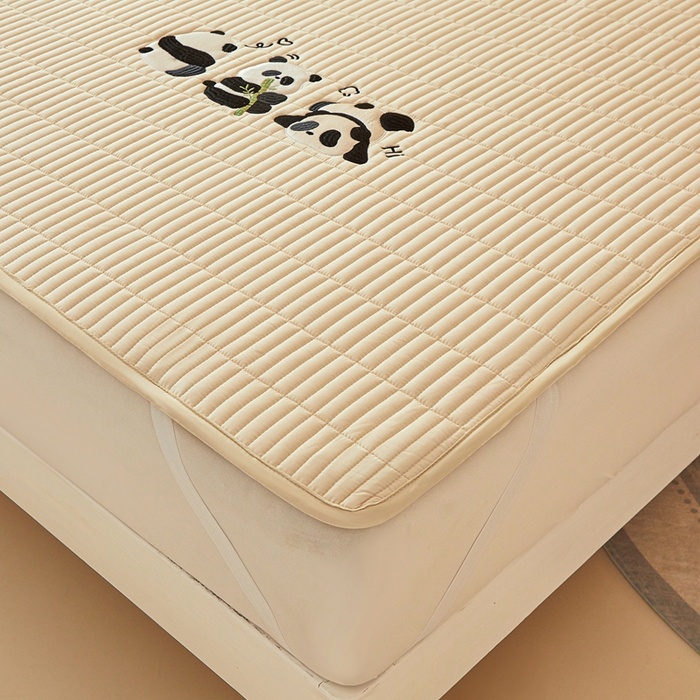 91家纺网 家纺一手货源 找家纺 2025春夏新款A类亲肤大豆床垫-刺绣系列 熊猫嘟嘟床垫-浅米色