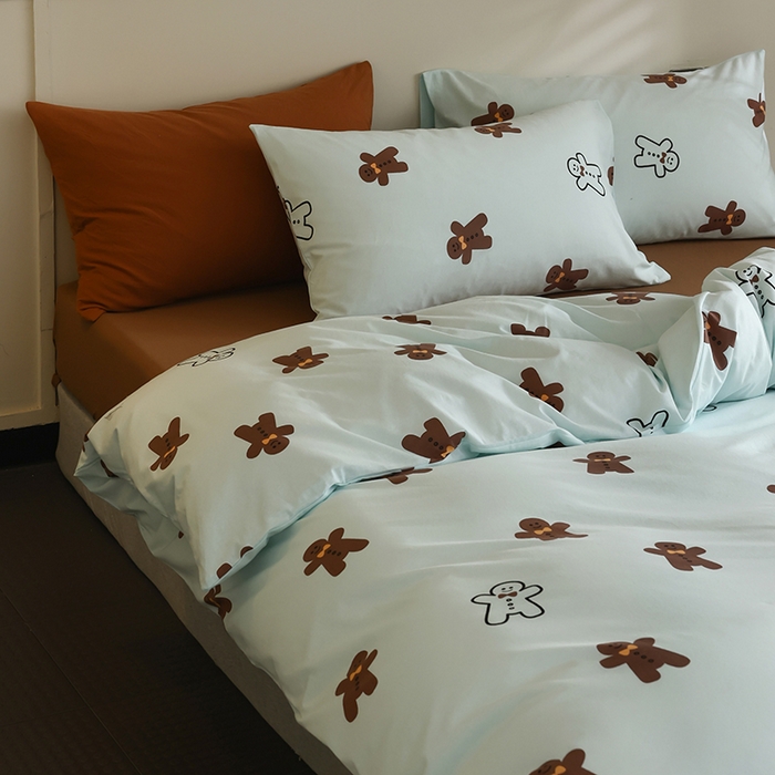 91家纺网 家纺一手货源 找家纺 绫韵家纺 2025春夏新品母婴A类全棉纯棉针织棉软糯糯小可爱卡通床单款四件套 姜饼人