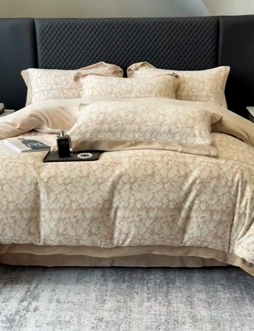 91家纺网 家纺一手货源 找家纺 2025高克重加厚牛奶绒四件套印花四件套-轻奢系列 花雾-咖