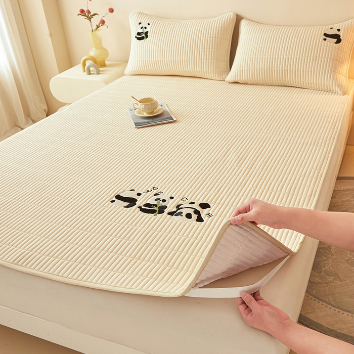 91家纺网 家纺一手货源 找家纺 2025春夏新款A类亲肤大豆床垫-刺绣系列 熊猫嘟嘟床垫-浅米色