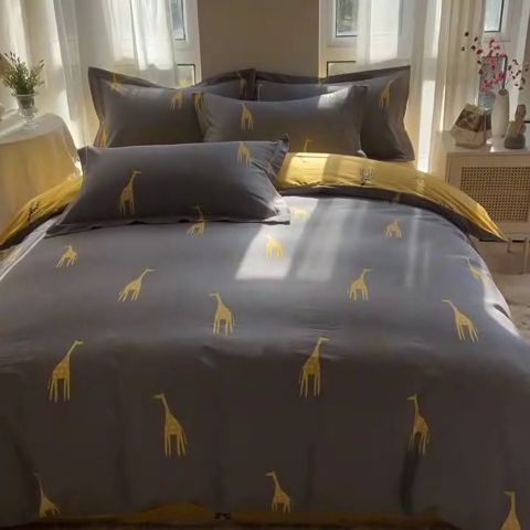 91家纺网 家纺一手货源 找家纺 2025新款133X76宽幅全棉纯棉印花系列四件套 Mr鹿—咖