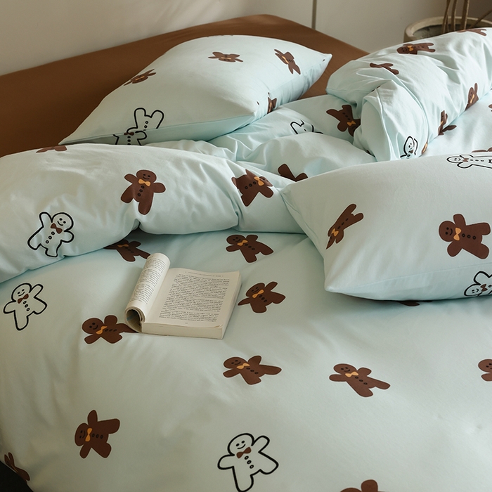 91家纺网 家纺一手货源 找家纺 绫韵家纺 2025春夏新品母婴A类全棉纯棉针织棉软糯糯小可爱卡通床单款四件套 姜饼人