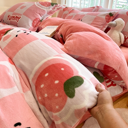 91家纺网 家纺一手货源 找家纺 （买家秀爆款不断货）A类母婴级双面牛奶绒四件套珊瑚绒四件套雪花绒四件套儿童高克重卡通牛奶绒四件套儿童 草莓派粉