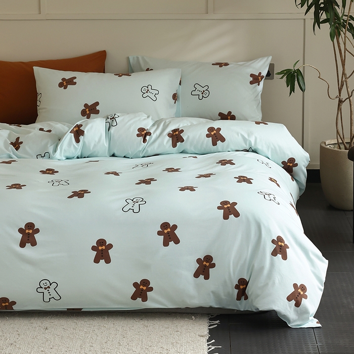 91家纺网 家纺一手货源 找家纺 绫韵家纺 2025春夏新品母婴A类全棉纯棉针织棉软糯糯小可爱卡通床单款四件套 姜饼人