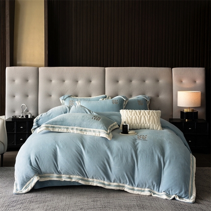 保罗圣迪奥 2025新款A类高克重牛奶绒绣花四件套-米兰印象 米兰印象-天空蓝