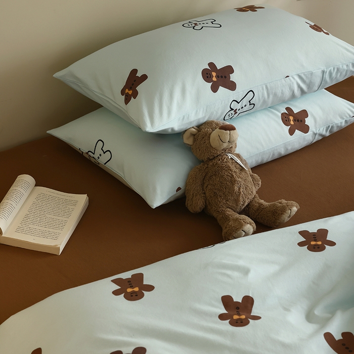 91家纺网 家纺一手货源 找家纺 绫韵家纺 2025春夏新品母婴A类全棉纯棉针织棉软糯糯小可爱卡通床单款四件套 姜饼人