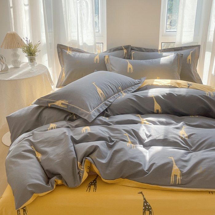 91家纺网 家纺一手货源 找家纺 2025新款133X76宽幅全棉纯棉印花系列四件套 Mr鹿—咖