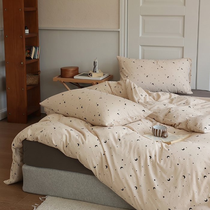 91家纺网 家纺一手货源 找家纺 绫韵家纺 2025春夏新品母婴A类全棉纯棉针织棉软糯糯小可爱卡通床单款四件套 满天星卡其