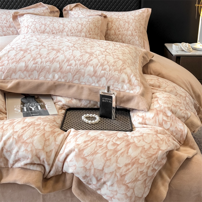 91家纺网 家纺一手货源 找家纺 2025高克重加厚牛奶绒四件套印花四件套-轻奢系列 花雾-咖