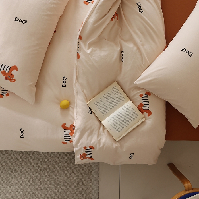 91家纺网 家纺一手货源 找家纺 绫韵家纺 2025春夏新品母婴A类全棉纯棉针织棉软糯糯小可爱卡通床单款四件套 卷毛狗