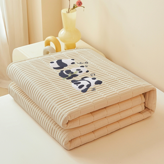 91家纺网 家纺一手货源 找家纺 2025春夏新款A类亲肤大豆床垫-刺绣系列 熊猫嘟嘟床垫-浅米色